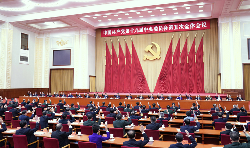 中國(guó)共產(chǎn)黨第十九屆中央委員會(huì)第五次全體會(huì)議,于2020年10月26日至29日在北京舉行。中央政治局主持會(huì)議。新華社記者 殷博古 攝