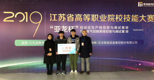 嚴(yán)惠_副本.jpg