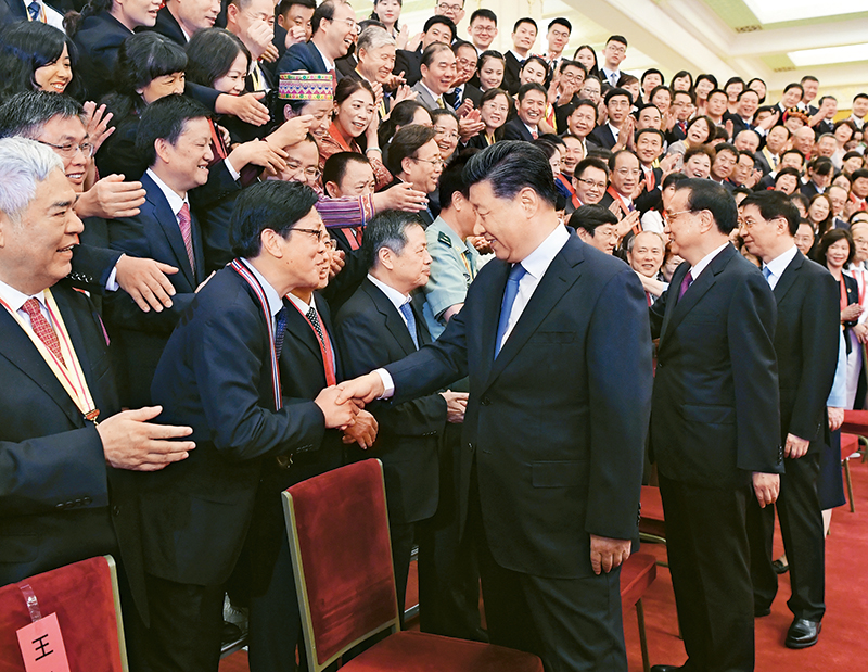 2019年9月10日,黨和國家領導人習近平、李克強、王滬寧等在北京人民大會堂會見慶祝2019年教師節(jié)暨全國教育系統(tǒng)先進集體和先進個人表彰大會受表彰代表。 新華社記者 申宏/攝