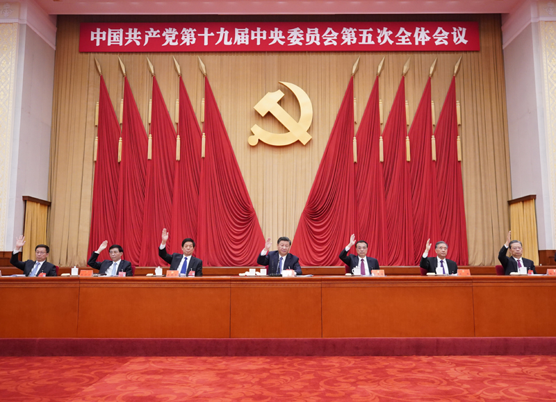 中國(guó)共產(chǎn)黨第十九屆中央委員會(huì)第五次全體會(huì)議,于2020年10月26日至29日在北京舉行。這是習(xí)近平、李克強(qiáng)、栗戰(zhàn)書(shū)、汪洋、王滬寧、趙樂(lè)際、韓正等在主席臺(tái)上。新華社記者 王曄 攝