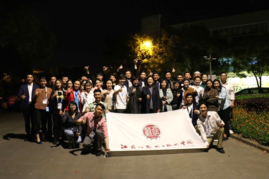 魏萍院長合影.jpg
