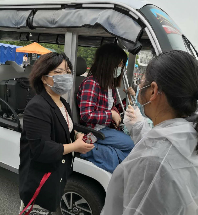 班主任周航老師校門口接學(xué)生.jpg
