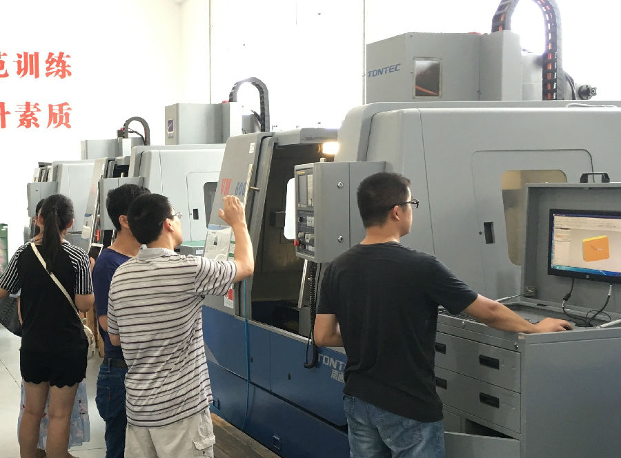 沖壓模具工程實踐加工現(xiàn)場1.jpg