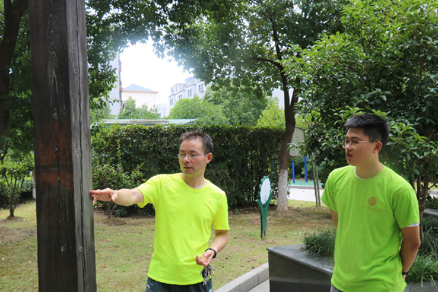 桑老師現(xiàn)場指導(dǎo)小區(qū)設(shè)施改造.jpg