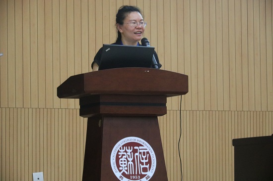 汽車工程學(xué)院副院長(zhǎng)何宇漾致辭.JPG