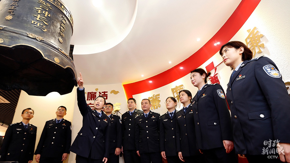 △2月4日，江蘇南京港出入境邊防檢查站“廉講堂”在廉政警示教育展廳開(kāi)講。